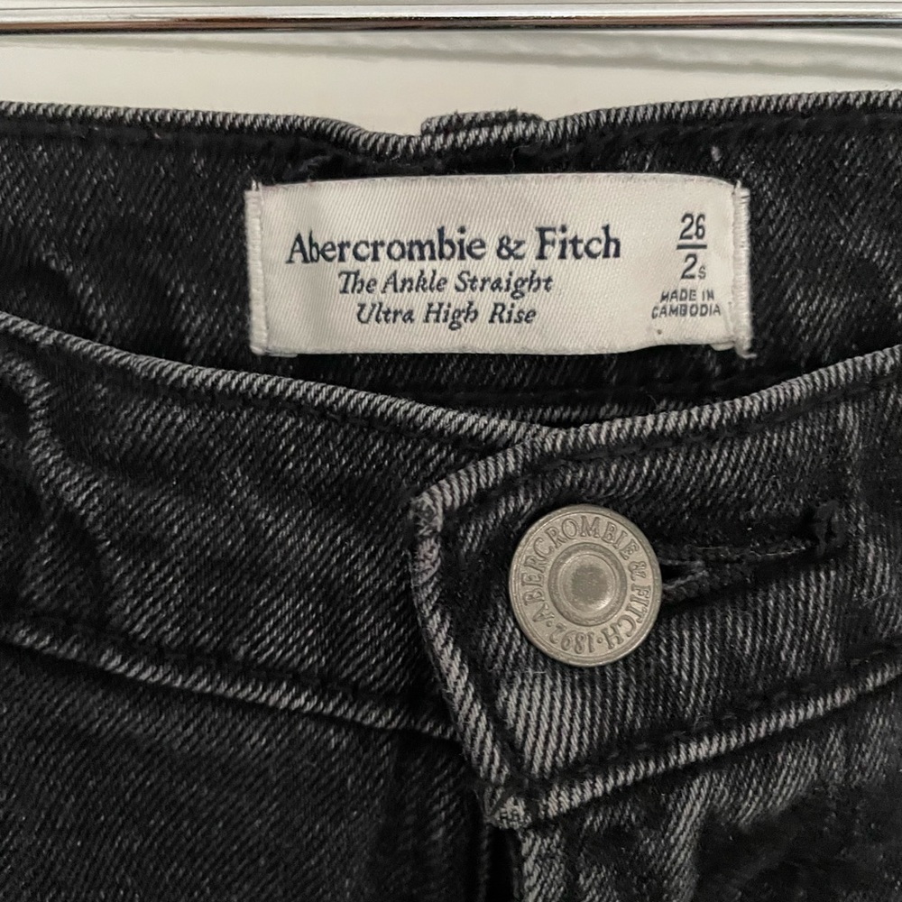 A&F The Ankle Straight Ultra High Rise Faded Black Jeans 26/2 Short